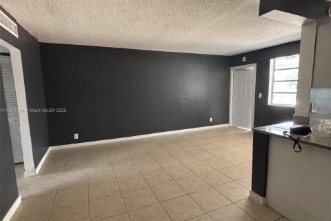 Condo in Hallandale Beach, Florida, 1 bedroom  № 1856842 - photo 2