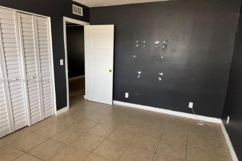 Condo in Hallandale Beach, Florida, 1 bedroom  № 1856842 - photo 12