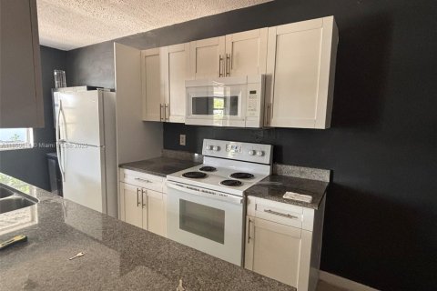 Condo in Hallandale Beach, Florida, 1 bedroom  № 1856842 - photo 4