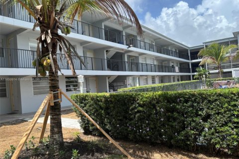 Condo in Hallandale Beach, Florida, 1 bedroom  № 1856842 - photo 13