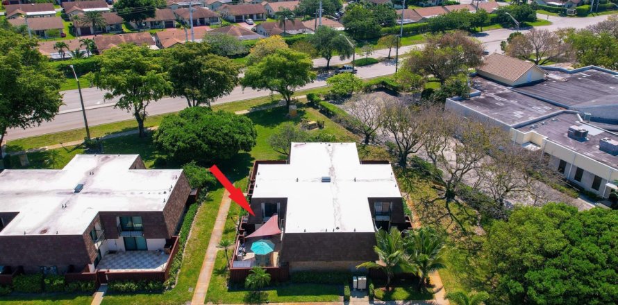 Townhouse in Deerfield Beach, Florida 2 bedrooms, 114.83 sq.m. № 1135140