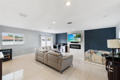 Casa en alquiler en Miami, Florida, 3 dormitorios, 144.09 m2 № 2010432 - foto 5