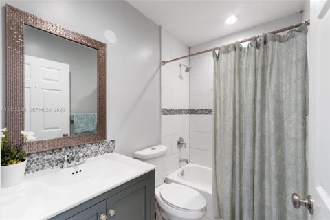 Casa en alquiler en Miami, Florida, 3 dormitorios, 144.09 m2 № 2010432 - foto 12