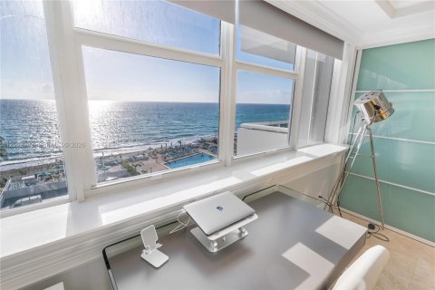 Condo in Hallandale Beach, Florida, 2 bedrooms  № 2170391 - photo 23