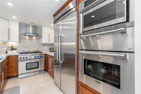 Condo in Hallandale Beach, Florida, 2 bedrooms  № 2170391 - photo 10