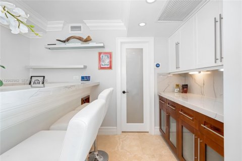 Condo in Hallandale Beach, Florida, 2 bedrooms  № 2170391 - photo 12