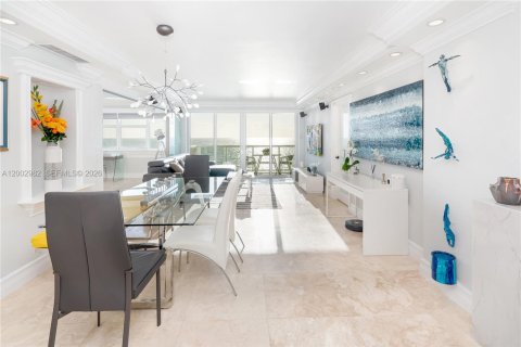 Condo in Hallandale Beach, Florida, 2 bedrooms  № 2170391 - photo 15
