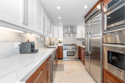Condo in Hallandale Beach, Florida, 2 bedrooms  № 2170391 - photo 9