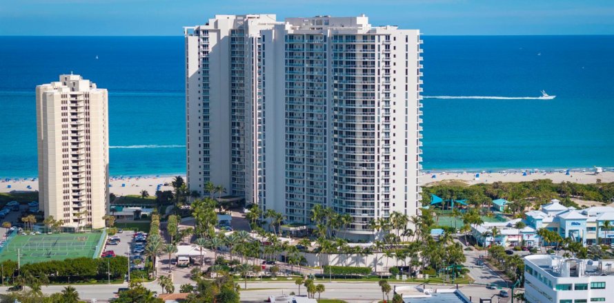Condominio en Riviera Beach, Florida, 2 dormitorios № 2241730
