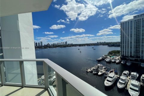 Condo in North Miami Beach, Florida, 2 bedrooms № 1963339 - photo 2