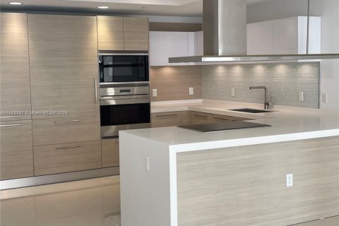 Condo in North Miami Beach, Florida, 2 bedrooms № 1963339 - photo 14