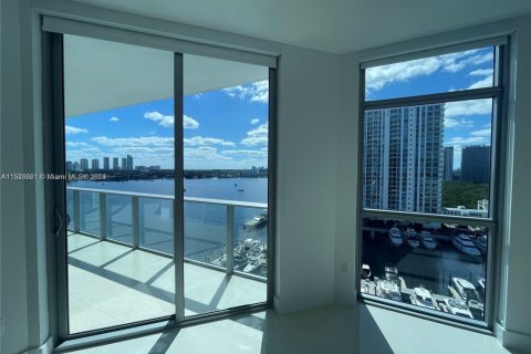 Condo in North Miami Beach, Florida, 2 bedrooms № 1963339 - photo 16