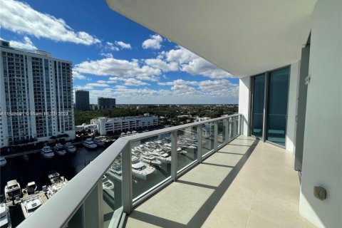 Condo in North Miami Beach, Florida, 2 bedrooms № 1963339 - photo 4