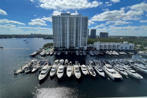 Condo in North Miami Beach, Florida, 2 bedrooms № 1963339 - photo 7