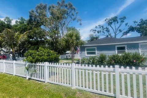 House in Saint Petersburg, Florida 4 bedrooms, 121.52 sq.m. № 1648963 - photo 4
