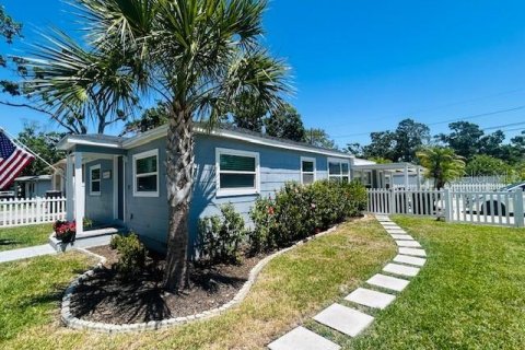 House in Saint Petersburg, Florida 4 bedrooms, 121.52 sq.m. № 1648963 - photo 2