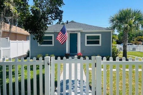 House in Saint Petersburg, Florida 4 bedrooms, 121.52 sq.m. № 1648963 - photo 1