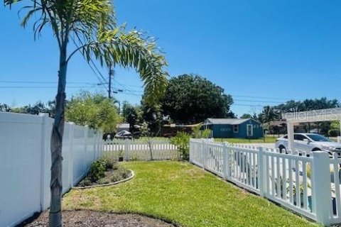 House in Saint Petersburg, Florida 4 bedrooms, 121.52 sq.m. № 1648963 - photo 8