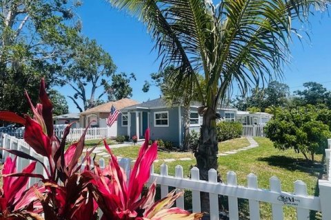 House in Saint Petersburg, Florida 4 bedrooms, 121.52 sq.m. № 1648963 - photo 3