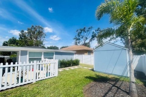House in Saint Petersburg, Florida 4 bedrooms, 121.52 sq.m. № 1648963 - photo 9
