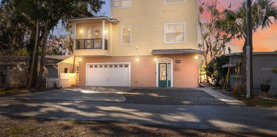 House in Weeki Wachee, Florida 3 bedrooms, 212.37 sq.m. № 1570957