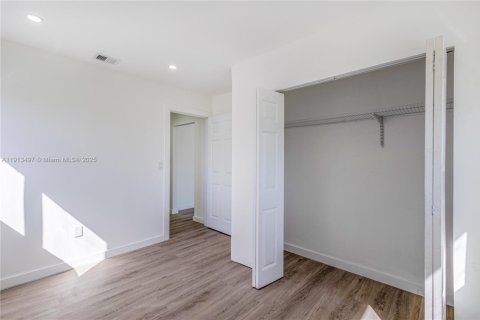 Casa en alquiler en Hollywood, Florida, 4 dormitorios, 114.46 m2 № 1968838 - foto 17