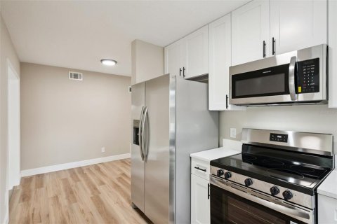 House in Orlando, Florida 3 bedrooms, 96.53 sq.m. № 2093394 - photo 10