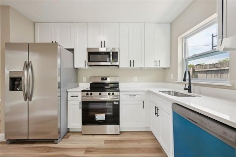 House in Orlando, Florida 3 bedrooms, 96.53 sq.m. № 2093394 - photo 12