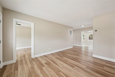 House in Orlando, Florida 3 bedrooms, 96.53 sq.m. № 2093394 - photo 6