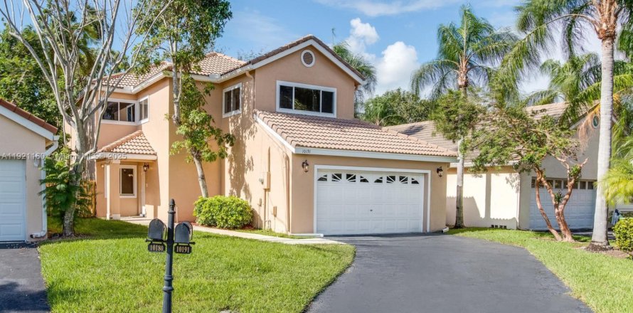 Дом в Плантация, Флорида 3 спальни, 254.65м2 № 1974210