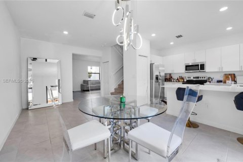 Townhouse in Homestead, Florida 3 bedrooms, 137.77 sq.m. № 2058389 - photo 10