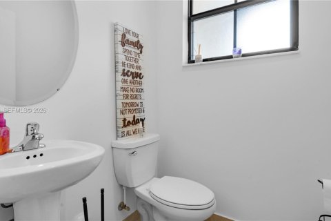 Townhouse in Homestead, Florida 3 bedrooms, 137.77 sq.m. № 2058389 - photo 13