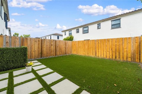 Townhouse in Homestead, Florida 3 bedrooms, 137.77 sq.m. № 2058389 - photo 11