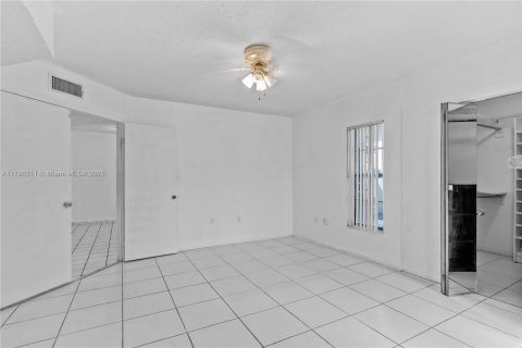 Copropriété à louer à Miami, Floride: 3 chambres, 102.38 m2 № 1861313 - photo 12
