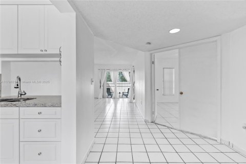 Copropriété à louer à Miami, Floride: 3 chambres, 102.38 m2 № 1861313 - photo 9