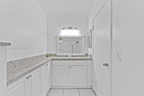 Copropriété à louer à Miami, Floride: 3 chambres, 102.38 m2 № 1861313 - photo 13