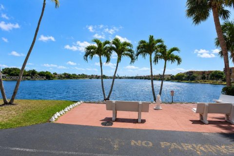 Copropriété à vendre à Miami, Floride: 2 chambres, 88.44 m2 № 2154345 - photo 22
