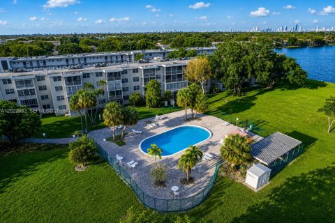Copropriété à vendre à Miami, Floride: 2 chambres, 88.44 m2 № 2154345 - photo 19