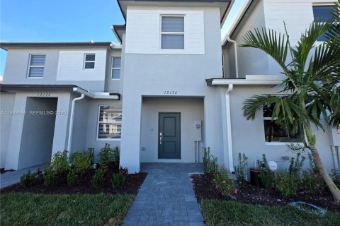 Снять в аренду таунхаус в Хомстед, Флорида 3 спальни, № 1992354 - фото 1