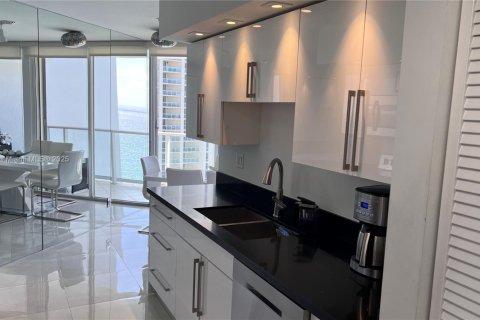 Condo in Sunny Isles Beach, Florida, 3 bedrooms  № 1978895 - photo 26
