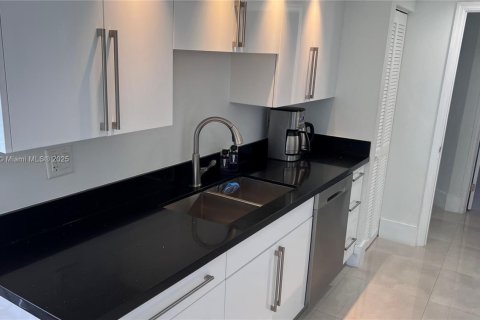 Condo in Sunny Isles Beach, Florida, 3 bedrooms  № 1978895 - photo 27