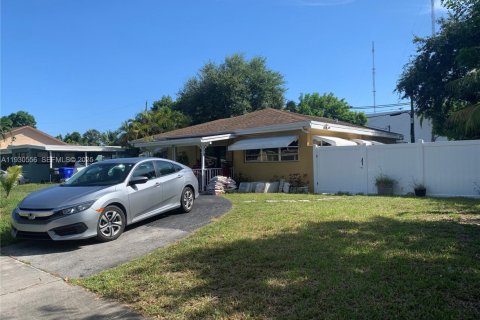 Снять в аренду коммерческую недвижимость в Вест-Парк, Флорида № 1989850 - фото 1