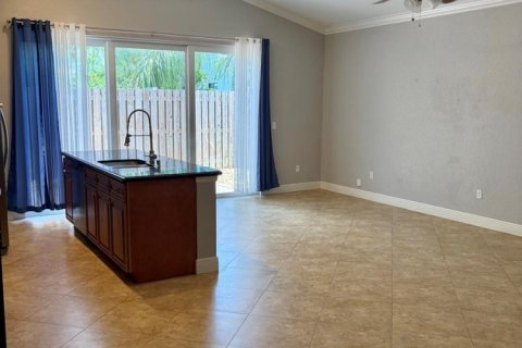 House in Palm Springs, Florida 3 bedrooms, 130.81 sq.m. № 2082920 - photo 4