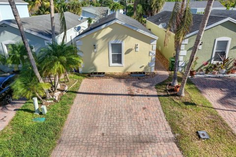 House in Palm Springs, Florida 3 bedrooms, 130.81 sq.m. № 2082920 - photo 2