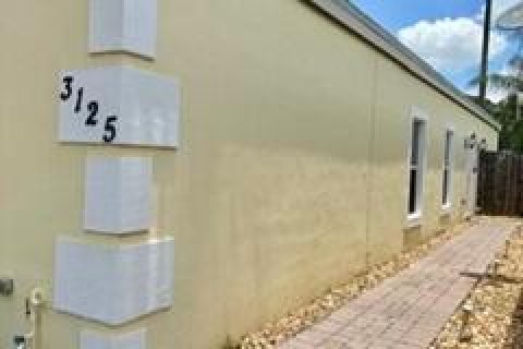 House in Palm Springs, Florida 3 bedrooms, 130.81 sq.m. № 2082920 - photo 3