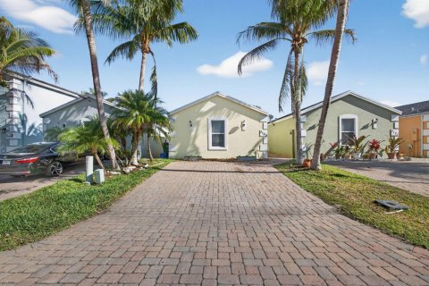 House in Palm Springs, Florida 3 bedrooms, 130.81 sq.m. № 2082920