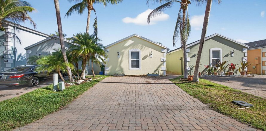 House in Palm Springs, Florida 3 bedrooms, 130.81 sq.m. № 2082920