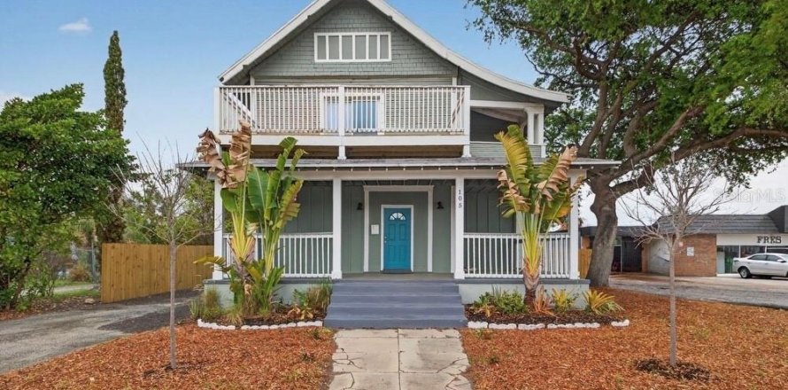 House in Tampa, Florida 5 bedrooms, 311.32 sq.m. № 2107207
