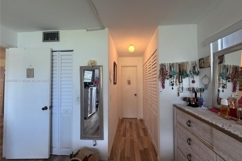 Condo in Sunrise, Florida, 1 bedroom  № 1981108 - photo 21