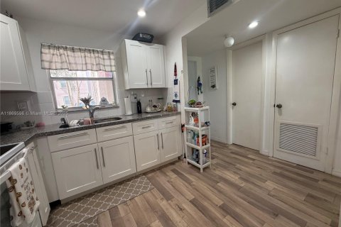 Condo in Sunrise, Florida, 1 bedroom  № 1981108 - photo 2